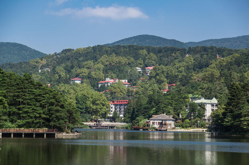 秋里高歌梁公吟，三山五岳湖中秀打一准确生肖,警惕虚假宣传-全面释义、解释与落实、构建解答解释落实